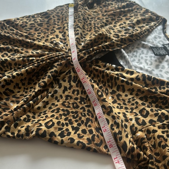 Leopard print twist top with built in black tank. Women’s size Medium - Picture 5 of 8
